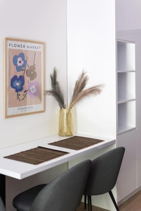Apartment Downtown Stylish 4 *